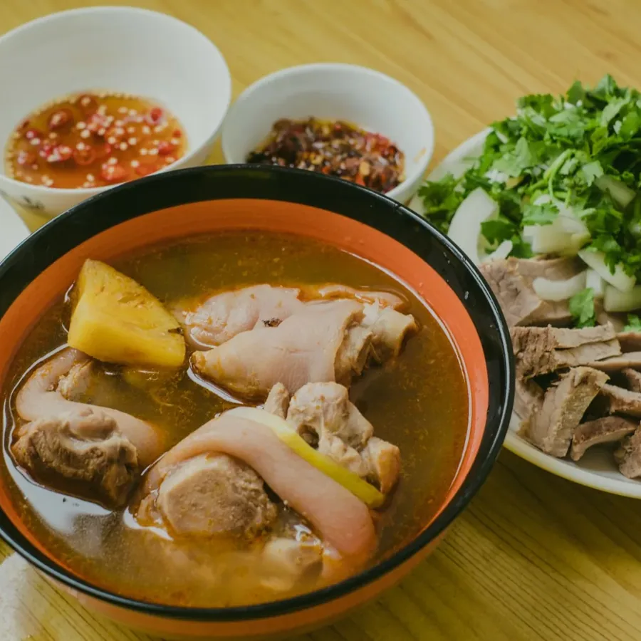 Ly trà trái cây trên bàn gỗ